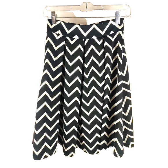 See You Monday Woman's Skirt Size S Fit And Flare Black White Chevron - Picture 1 of 5
